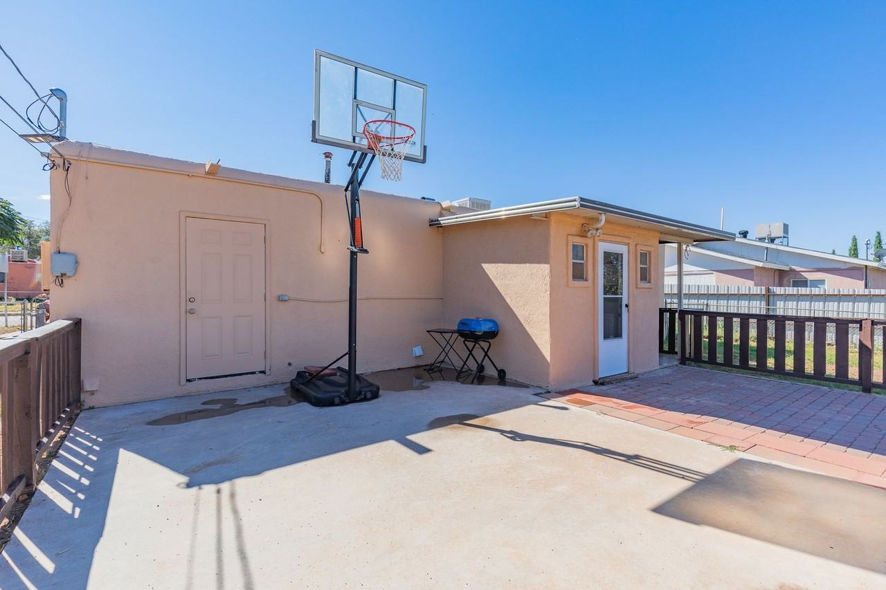 2105 Bellamah Dr - Photo 3 of 29