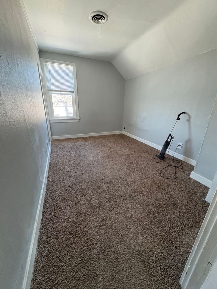 1202 Gillette St - Photo 6 of 10