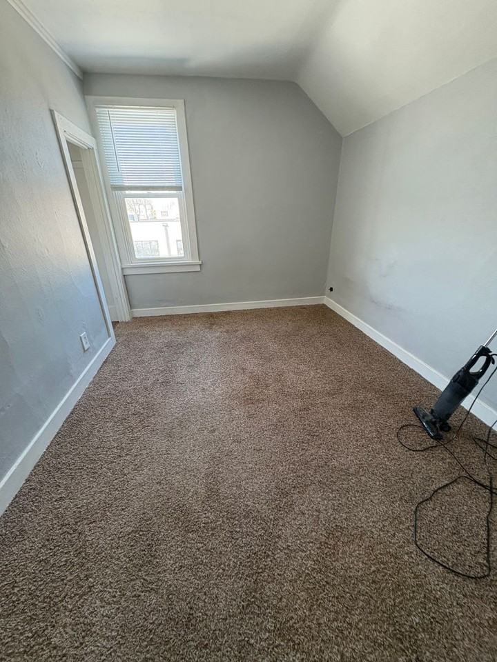 1202 Gillette St - Photo 7 of 10