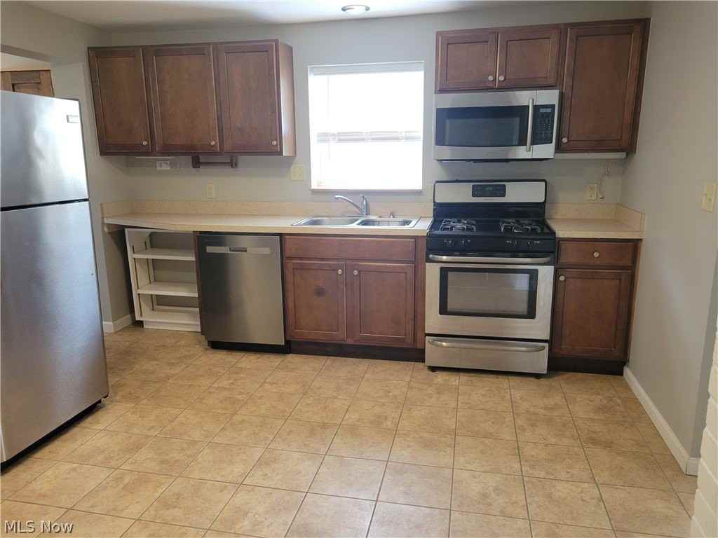 835 Mae St - Photo 4 of 23