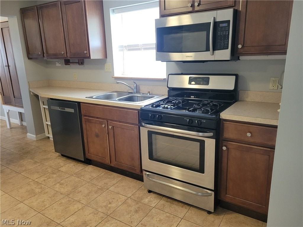 835 Mae St - Photo 5 of 23