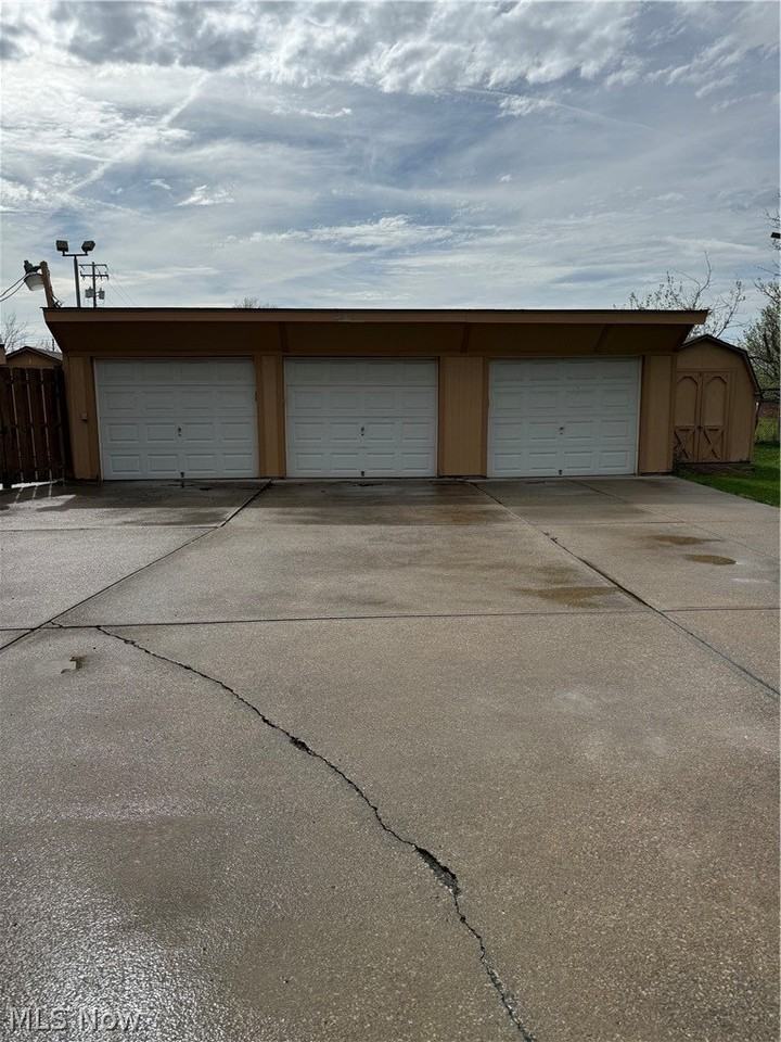 12920 Fountain Ct - Photo 3 of 13