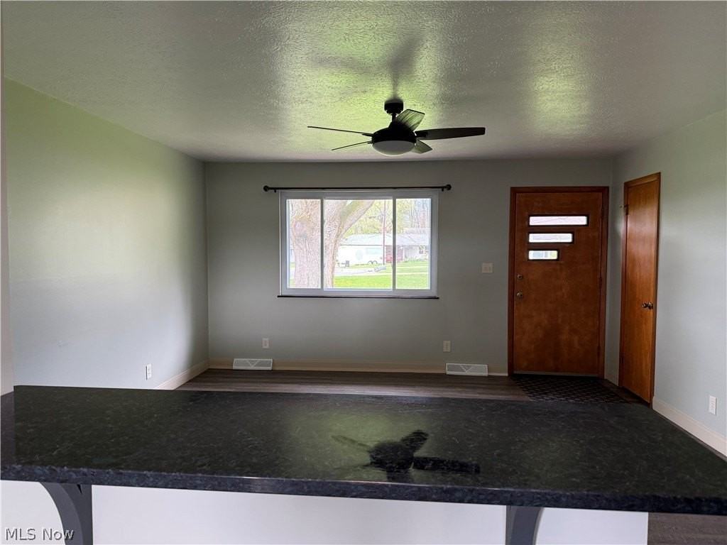 12920 Fountain Ct - Photo 4 of 13