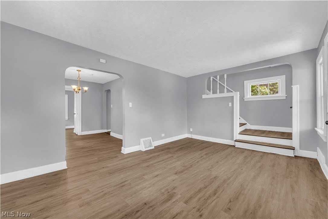 19409 Raymond St - Photo 5 of 27