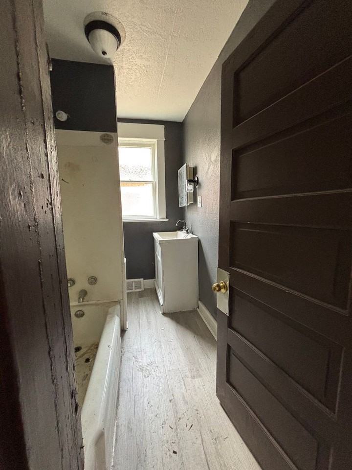 412 Wayne Ave Frnt - Photo 2 of 20