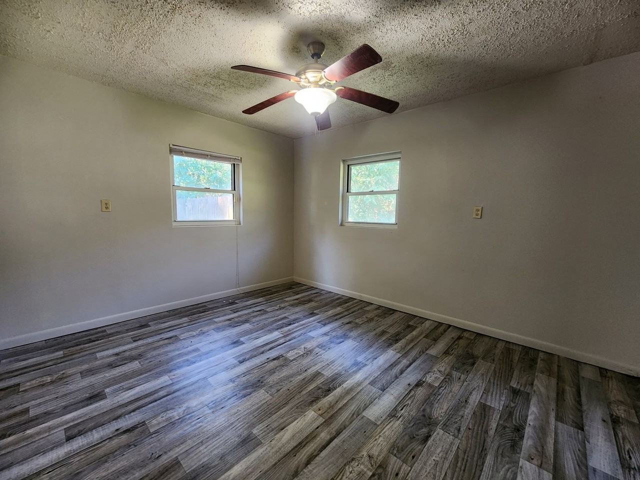 2011 Nw 40th St - Photo 3 of 4