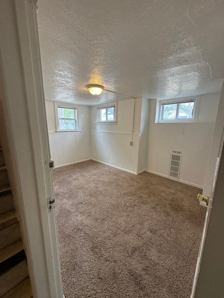 2204 9th Ave - Photo 3 of 9