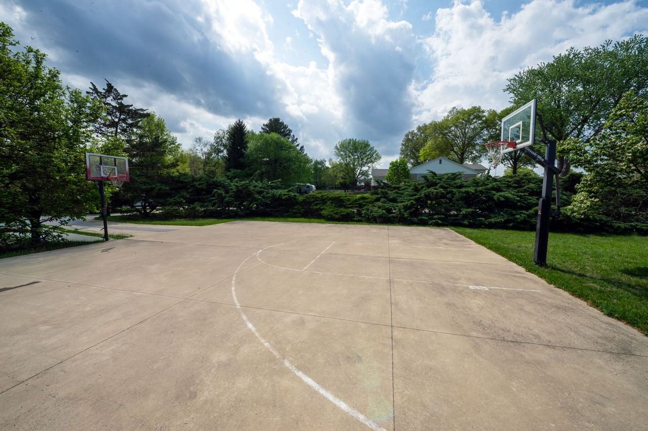 333 S Meadowbrook Dr - Photo 3 of 35