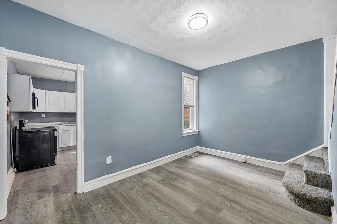 1110 Morton Ave - Photo 2 of 12