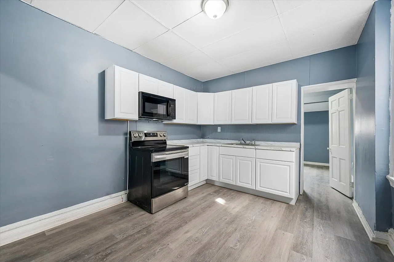 1110 Morton Ave - Photo 3 of 12