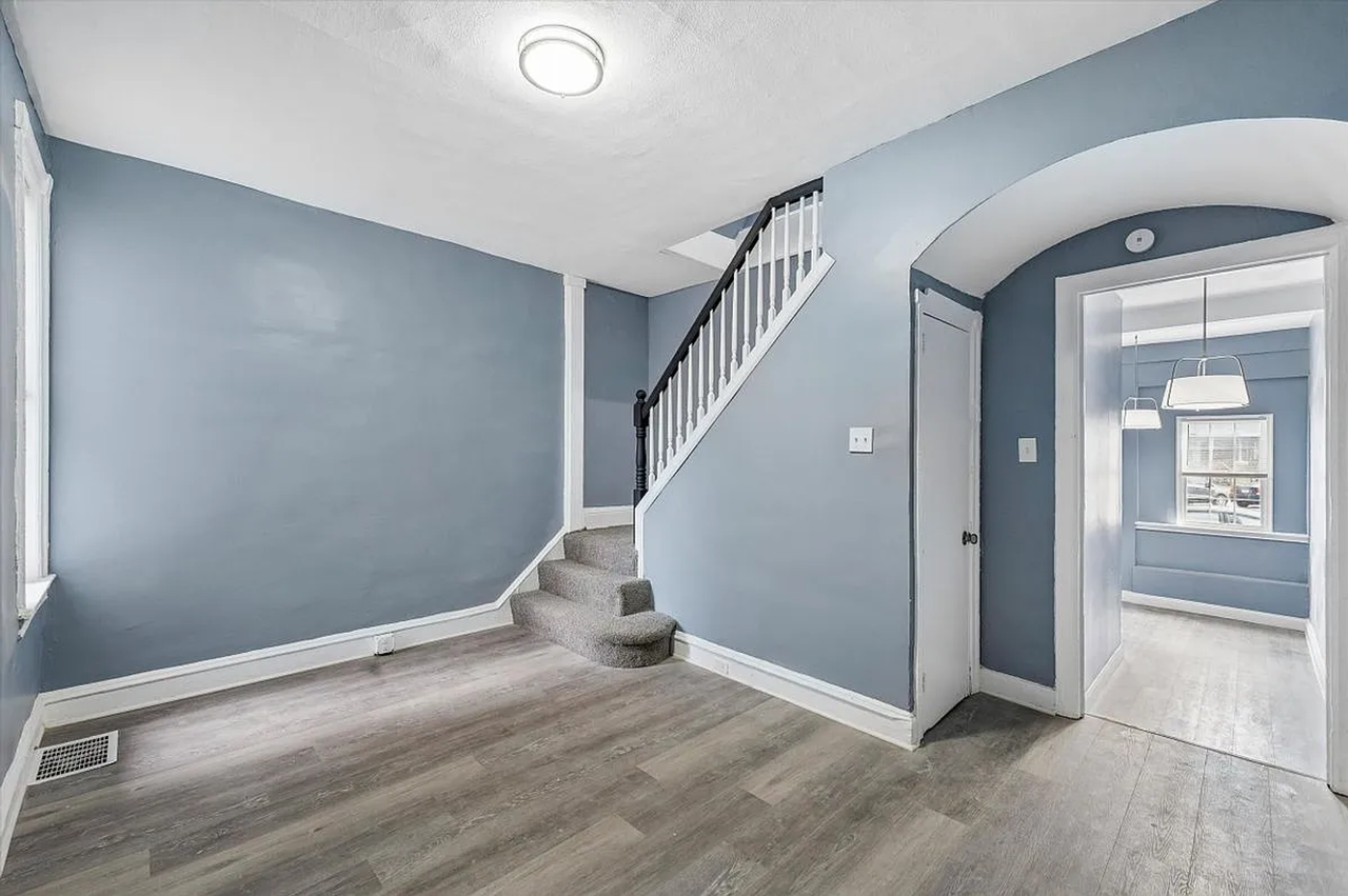 1110 Morton Ave - Photo 4 of 12