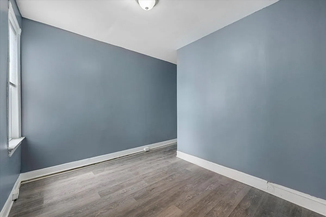 1110 Morton Ave - Photo 5 of 12