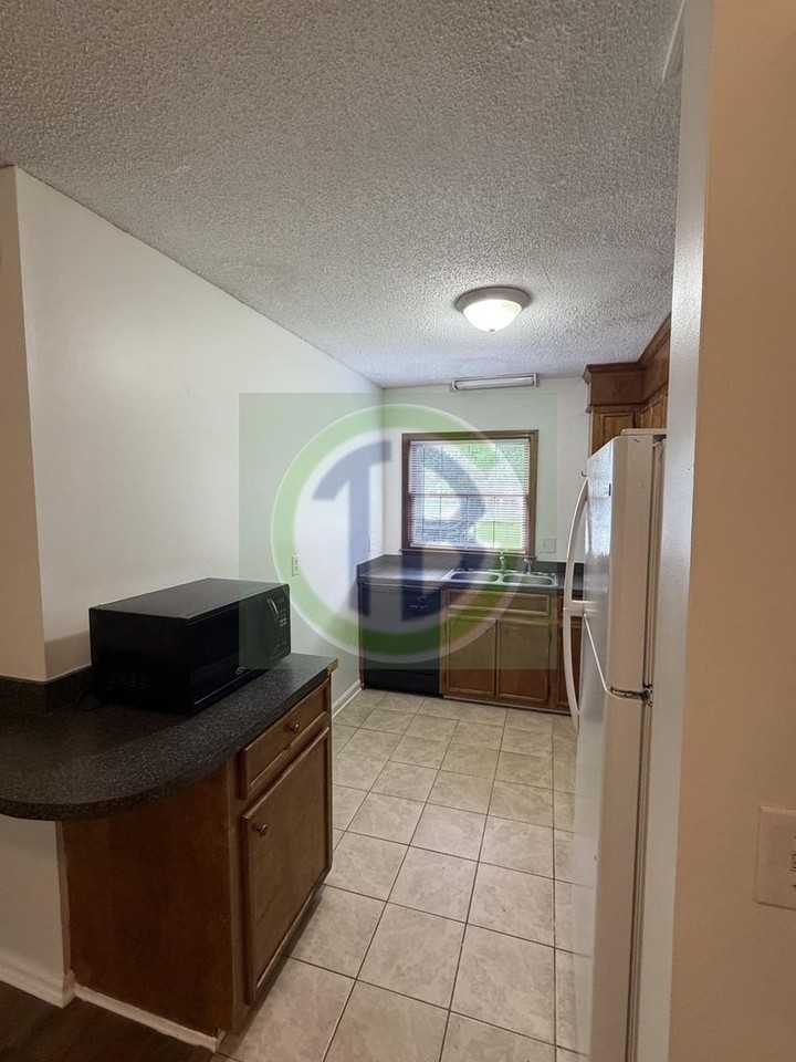 317 Friarsgate Blvd - Photo 3 of 8