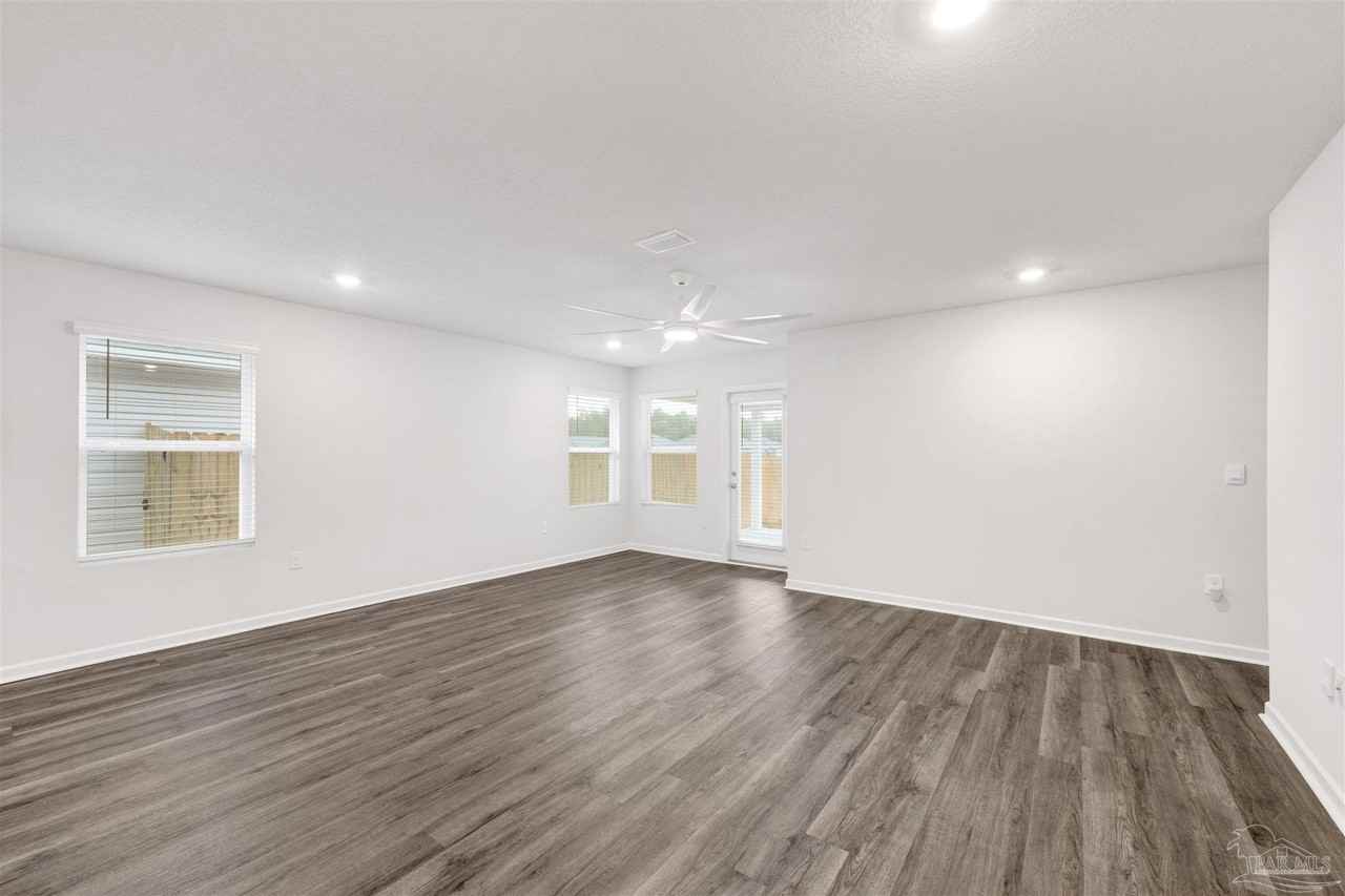 6304 Firefly Dr - Photo 4 of 24