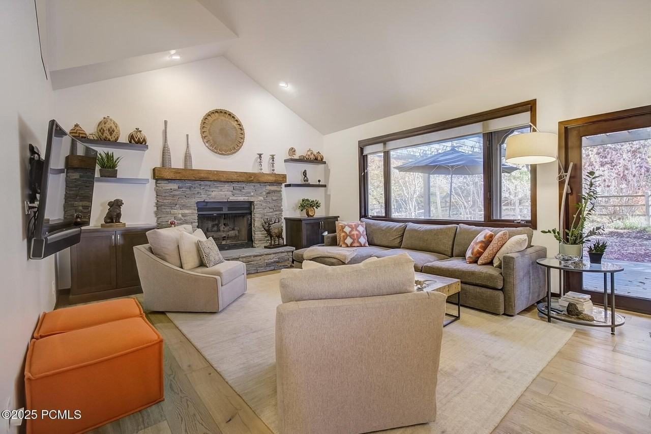 1683 N Silver Springs Rd - Photo 5 of 32