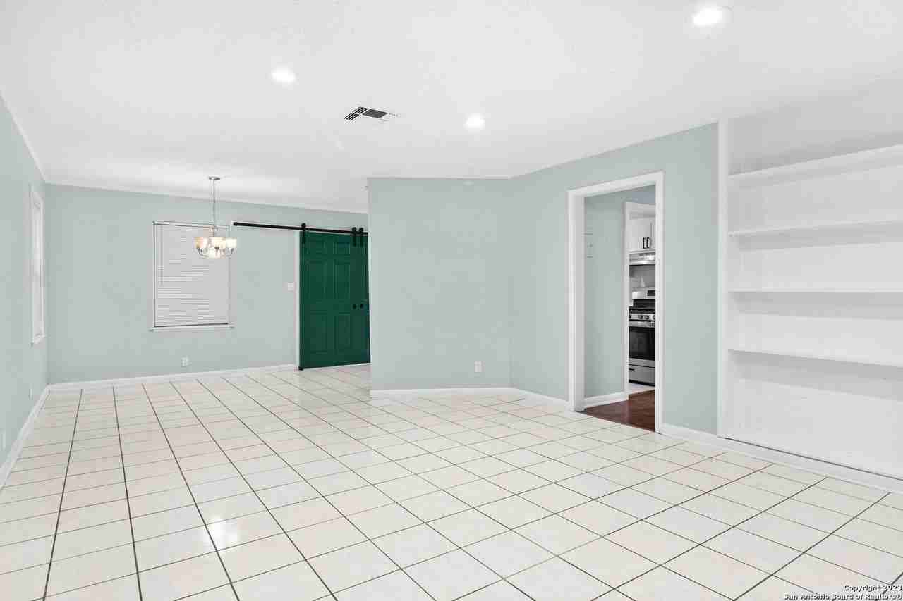 527 Lively Dr - Photo 2 of 16