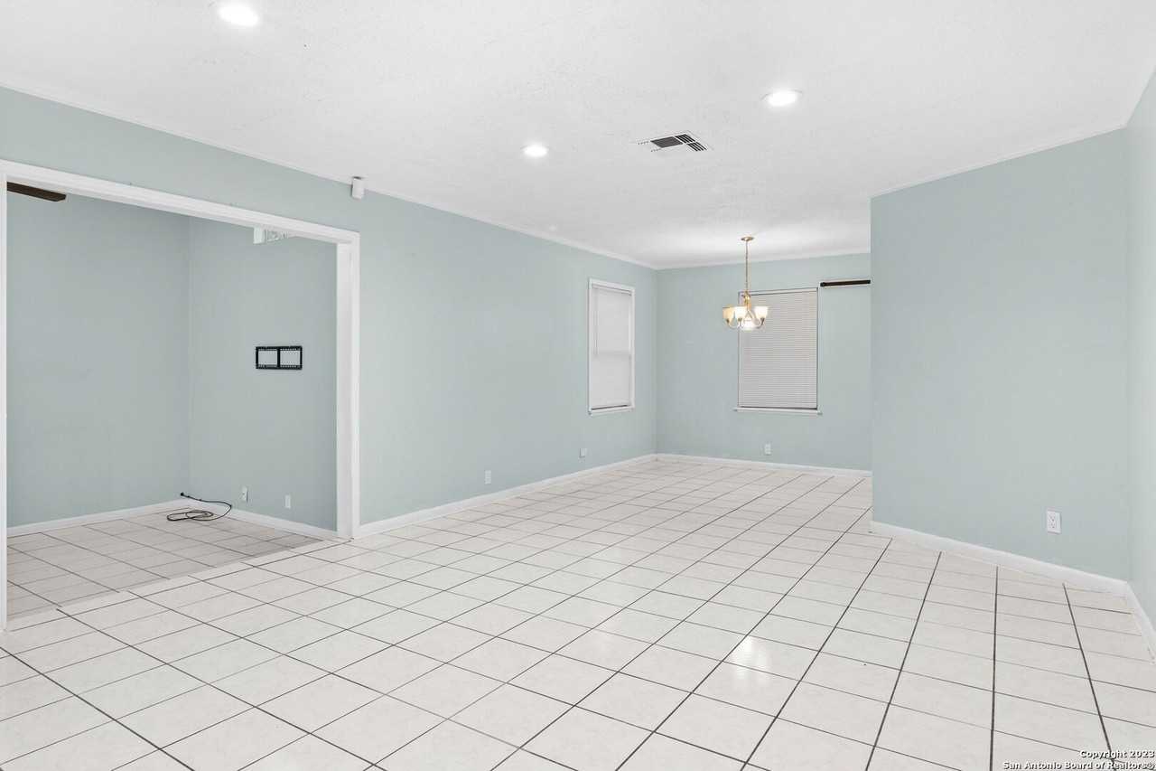 527 Lively Dr - Photo 3 of 16