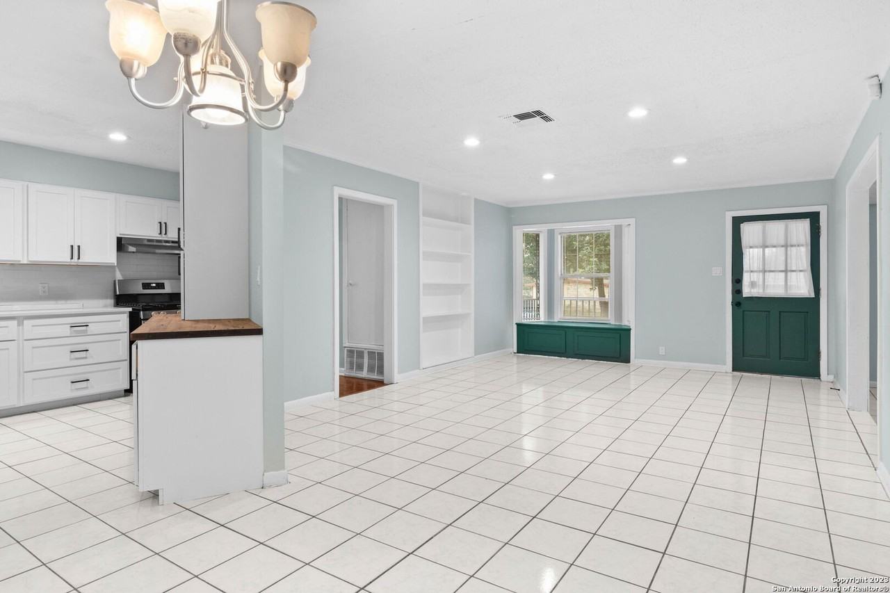 527 Lively Dr - Photo 4 of 16