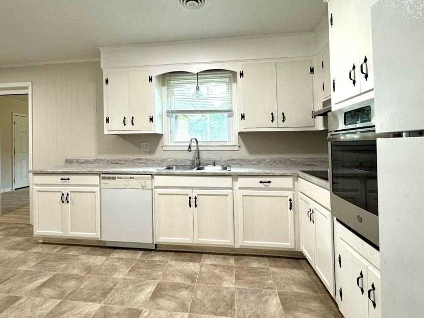 868 Watts Dr - Photo 5 of 21