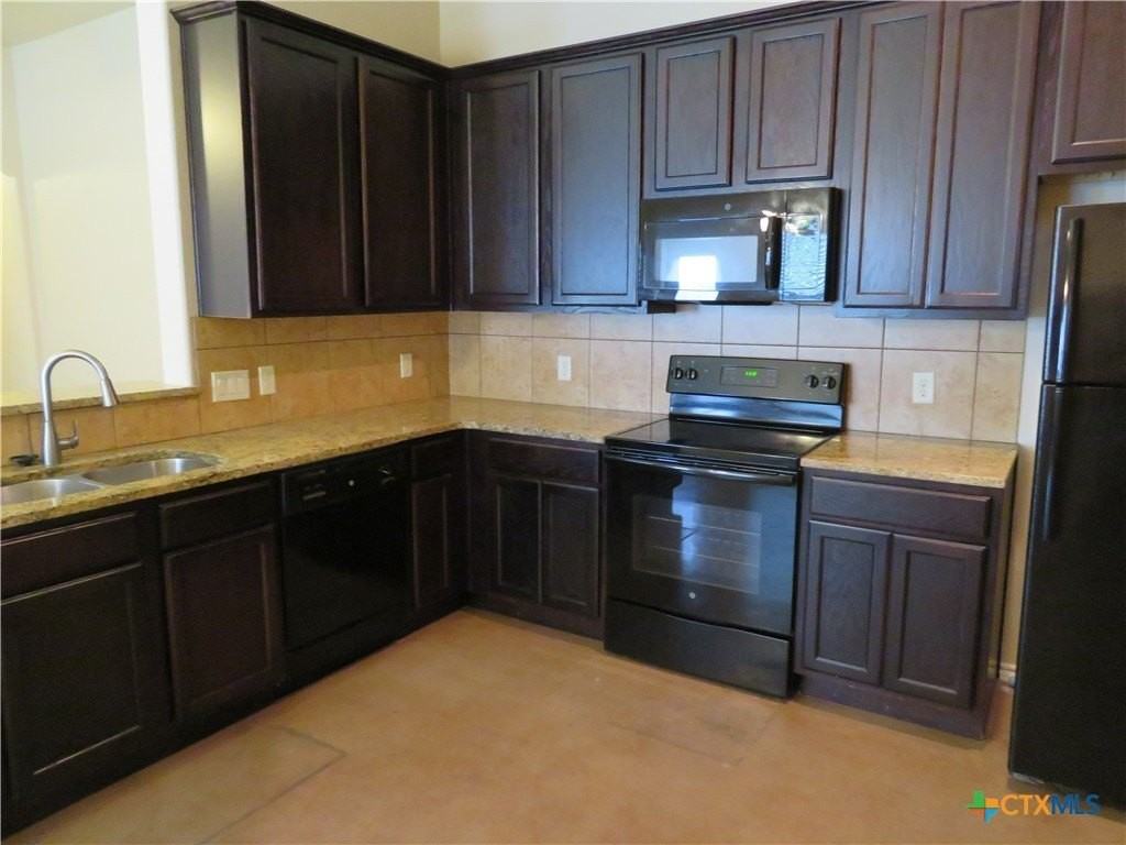 734 Saengerhalle Rd - Photo 4 of 12