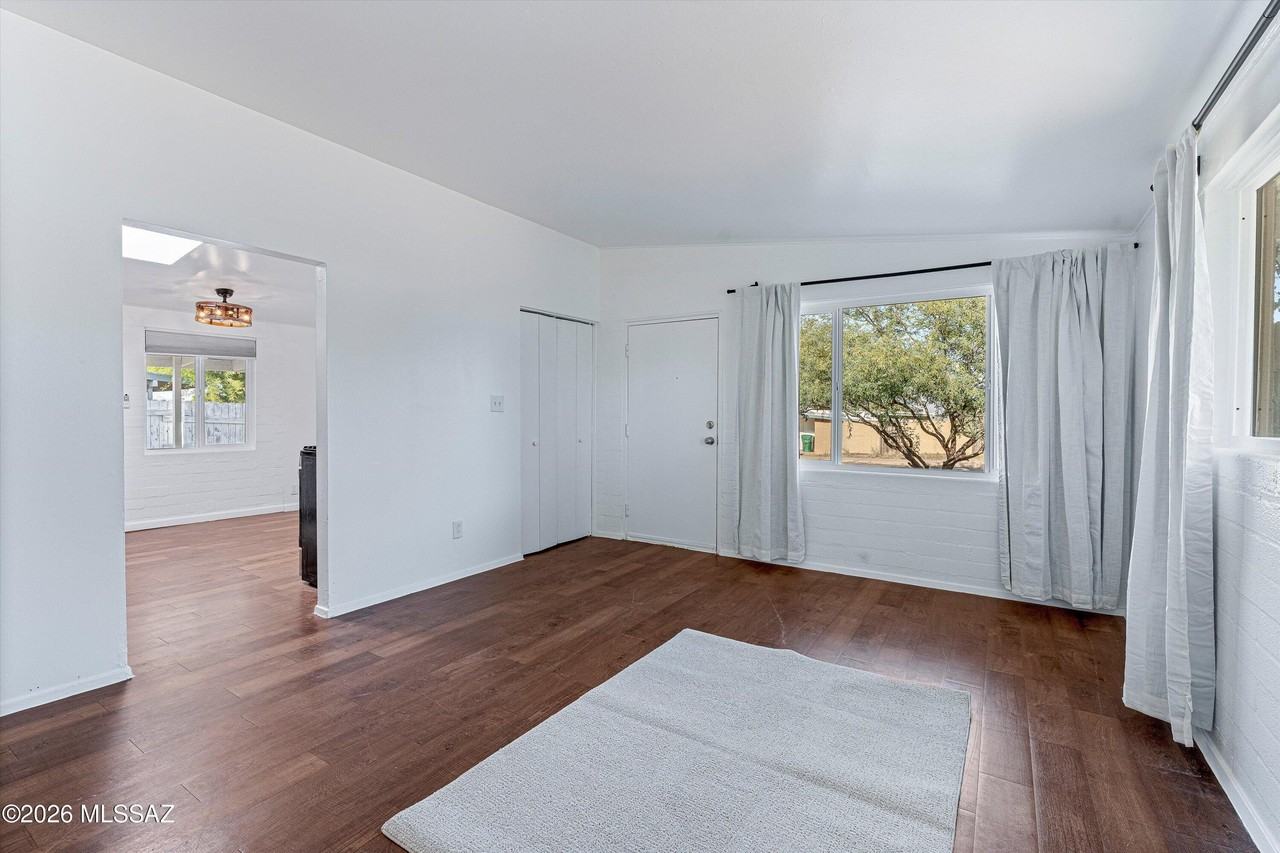 212 S Avenue C - Photo 4 of 28
