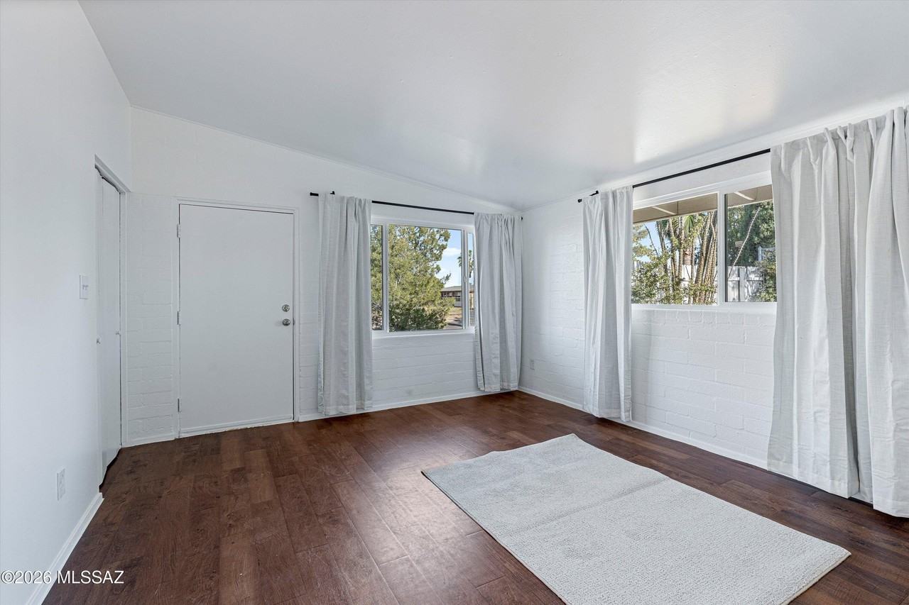 212 S Avenue C - Photo 5 of 28