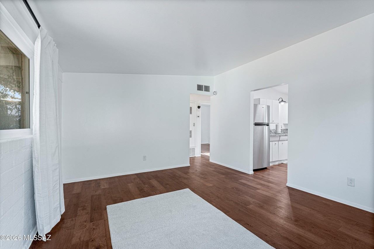 212 S Avenue C - Photo 6 of 28