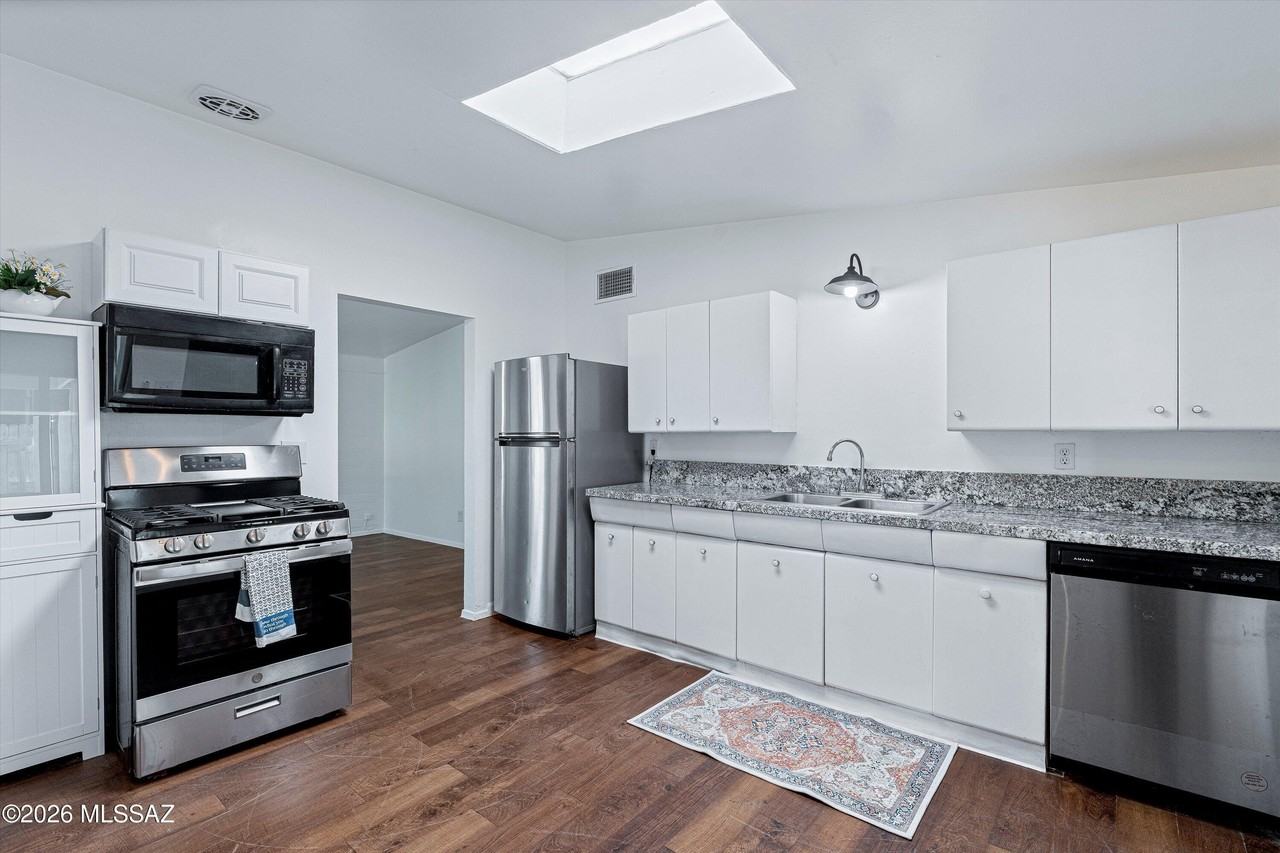 212 S Avenue C - Photo 7 of 28