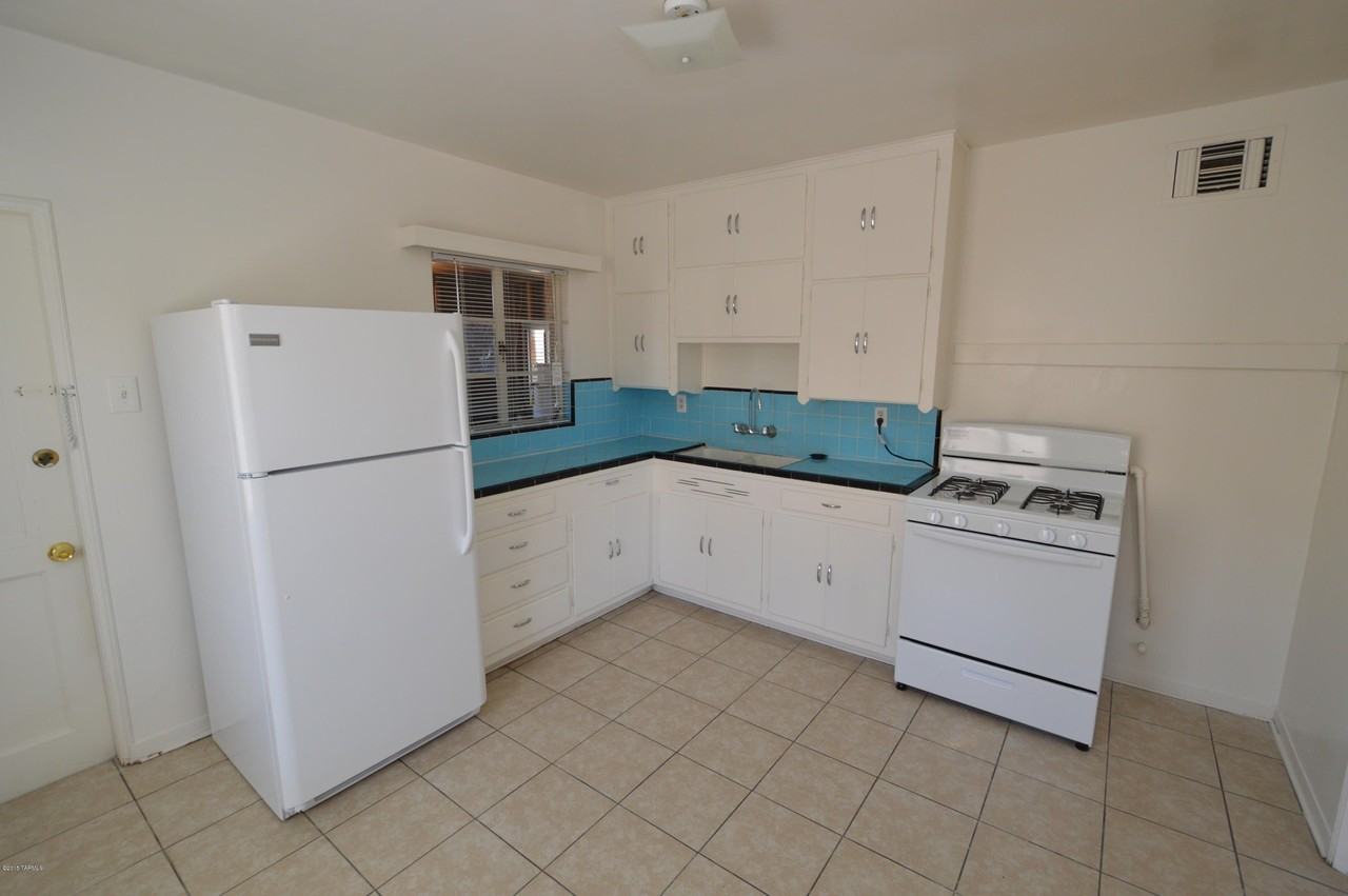 2425 N Los Altos Ave - Photo 2 of 9