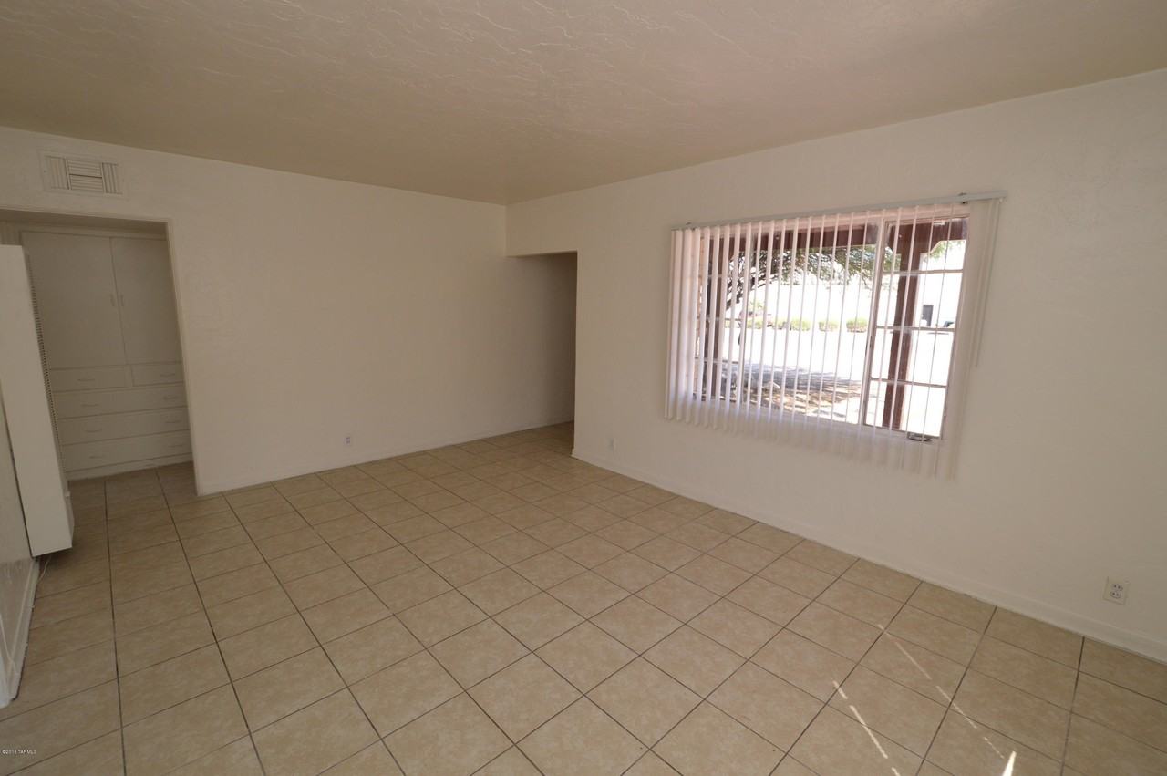 2425 N Los Altos Ave - Photo 4 of 9