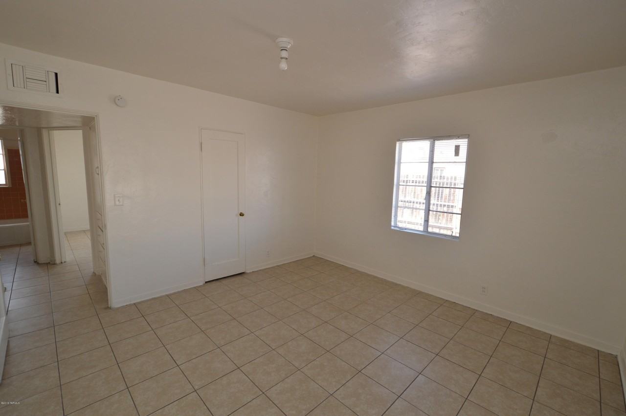 2425 N Los Altos Ave - Photo 6 of 9