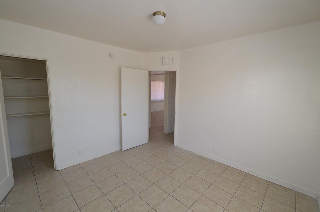 2425 N Los Altos Ave - Photo 7 of 9