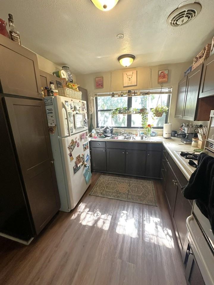 410 Essex Dr - Photo 2 of 9