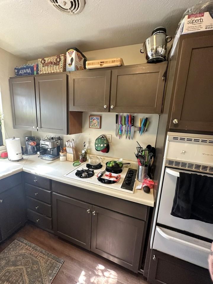 410 Essex Dr - Photo 3 of 9