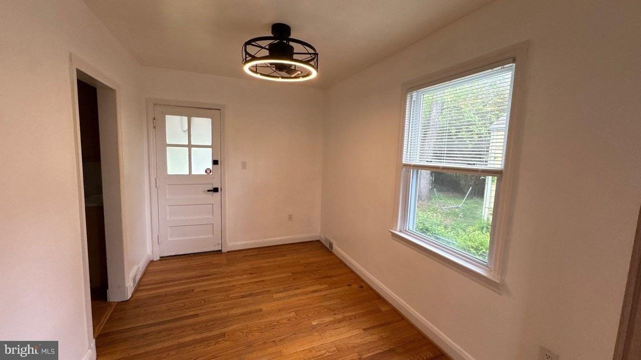 436 Westshire Dr - Photo 4 of 24