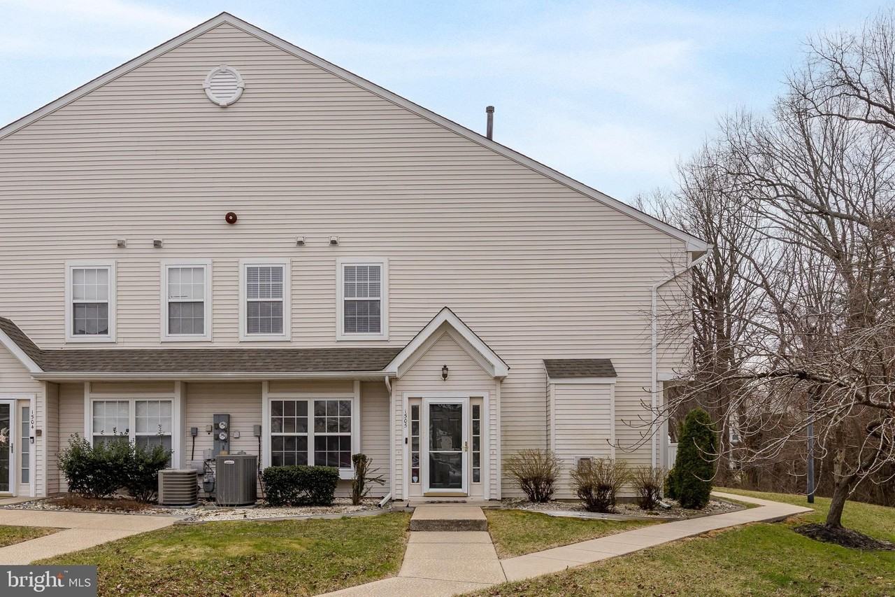 1505 Beacon Hill Dr - Photo 2 of 28