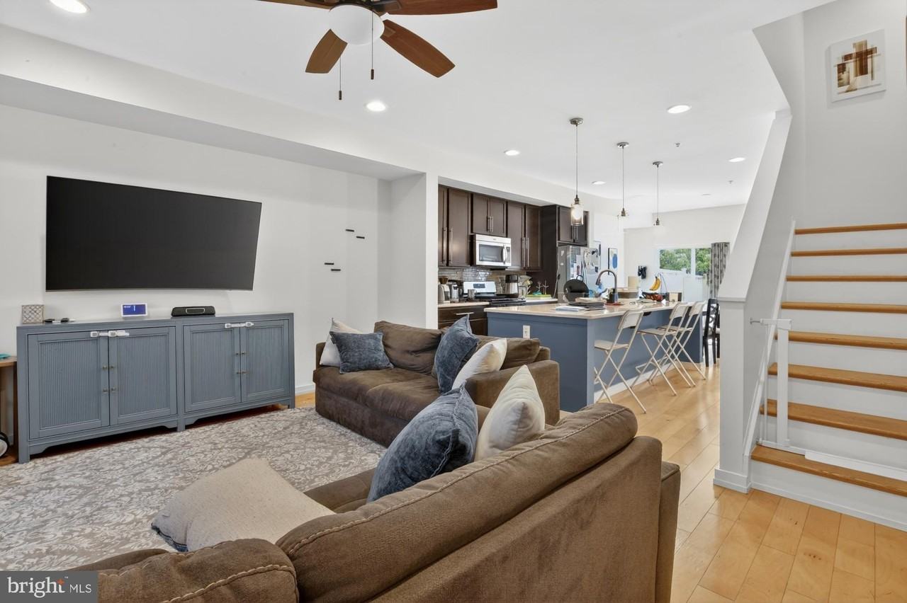 1504 Earl St - Photo 2 of 33
