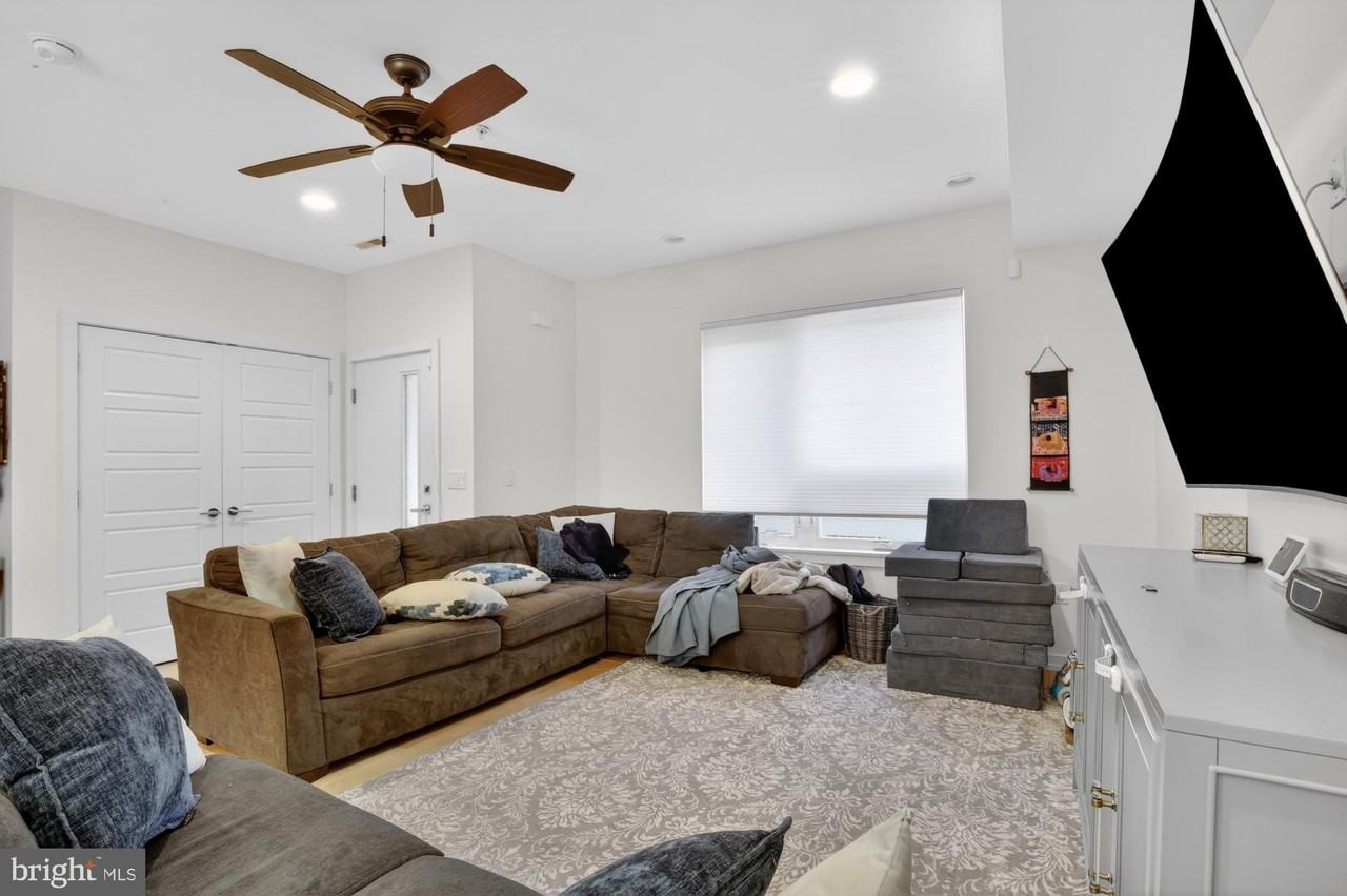 1504 Earl St - Photo 3 of 33