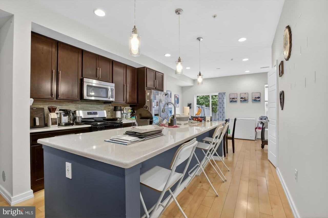 1504 Earl St - Photo 5 of 33