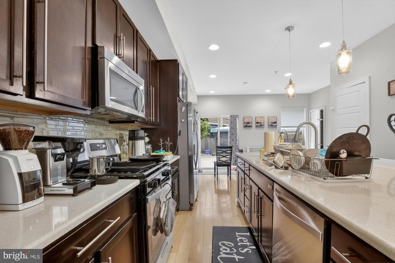1504 Earl St - Photo 6 of 33