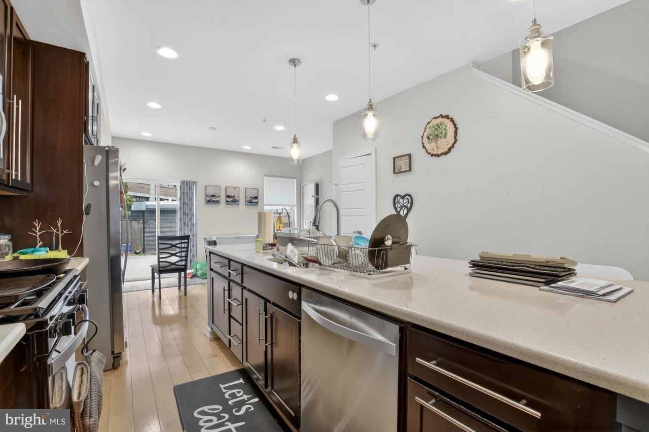 1504 Earl St - Photo 7 of 33
