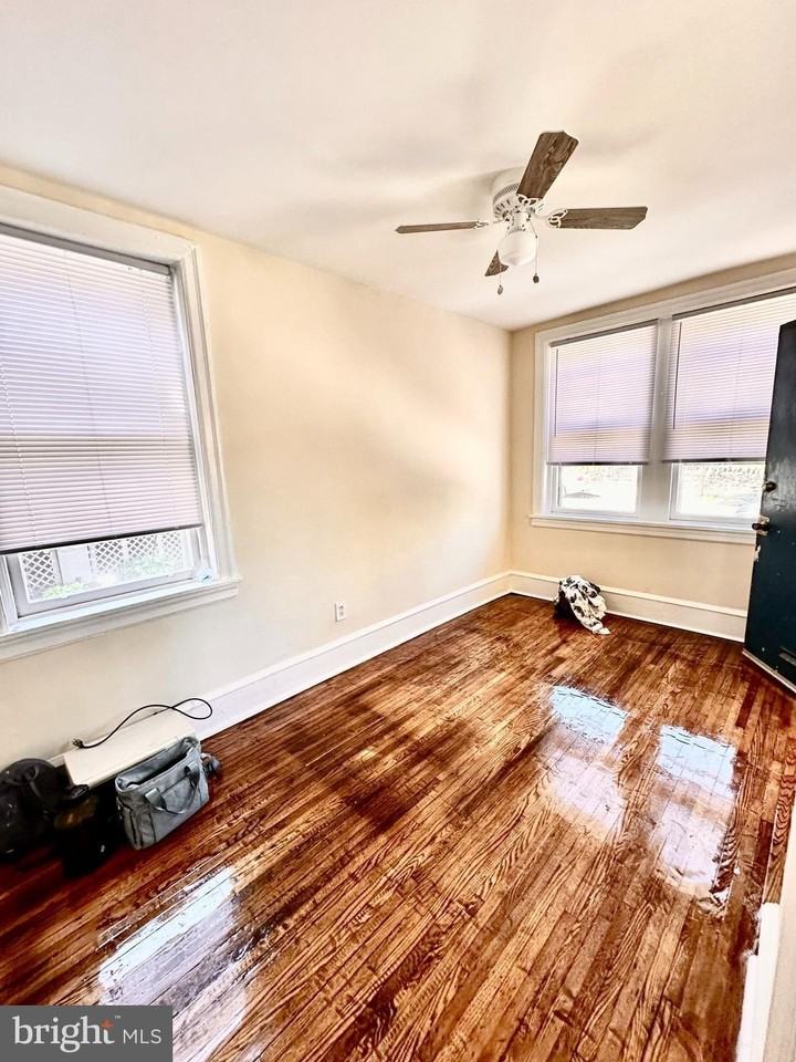 116 W Apsley St #1F - Photo 2 of 10