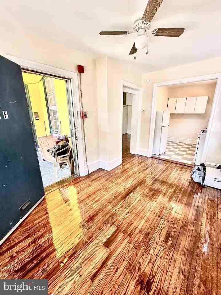 116 W Apsley St #1F - Photo 3 of 10