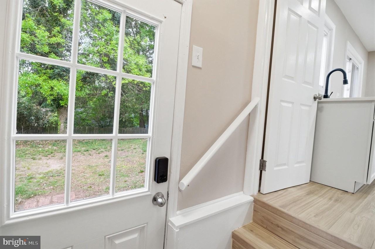 13206 Staggs Ct - Photo 4 of 32