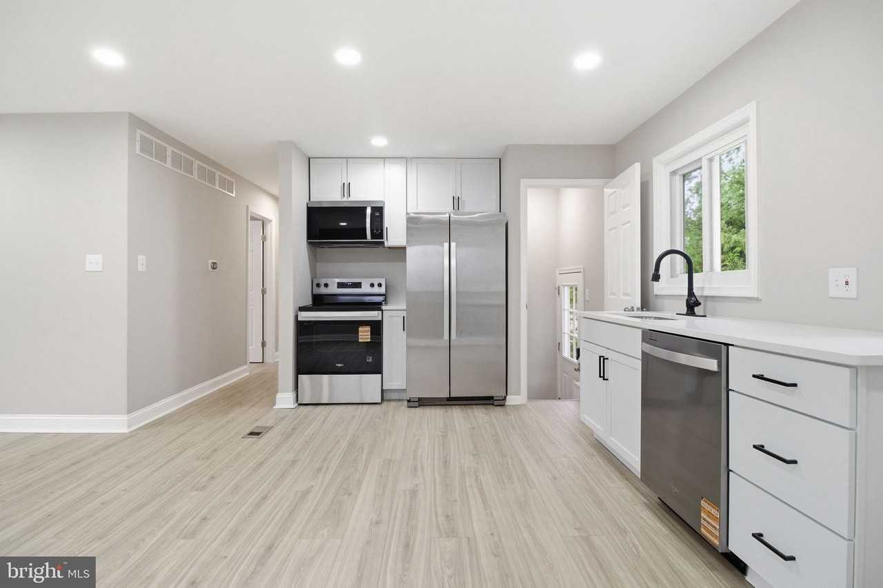 13206 Staggs Ct - Photo 5 of 32