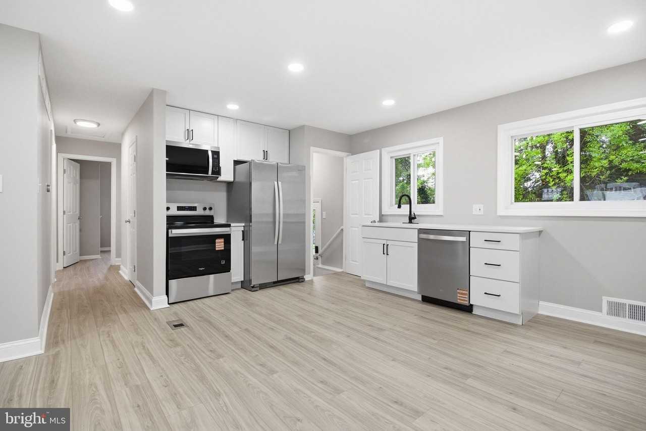 13206 Staggs Ct - Photo 6 of 32