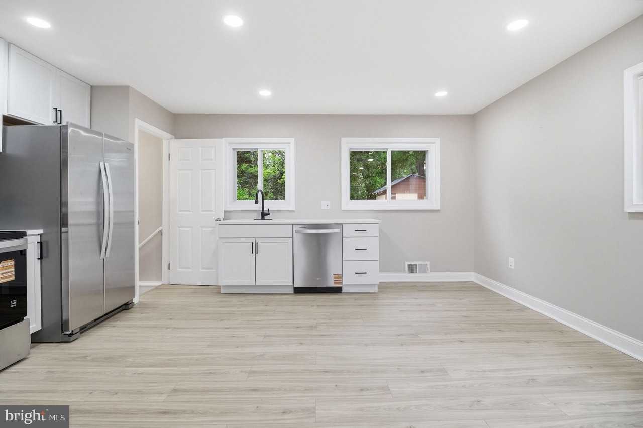 13206 Staggs Ct - Photo 7 of 32