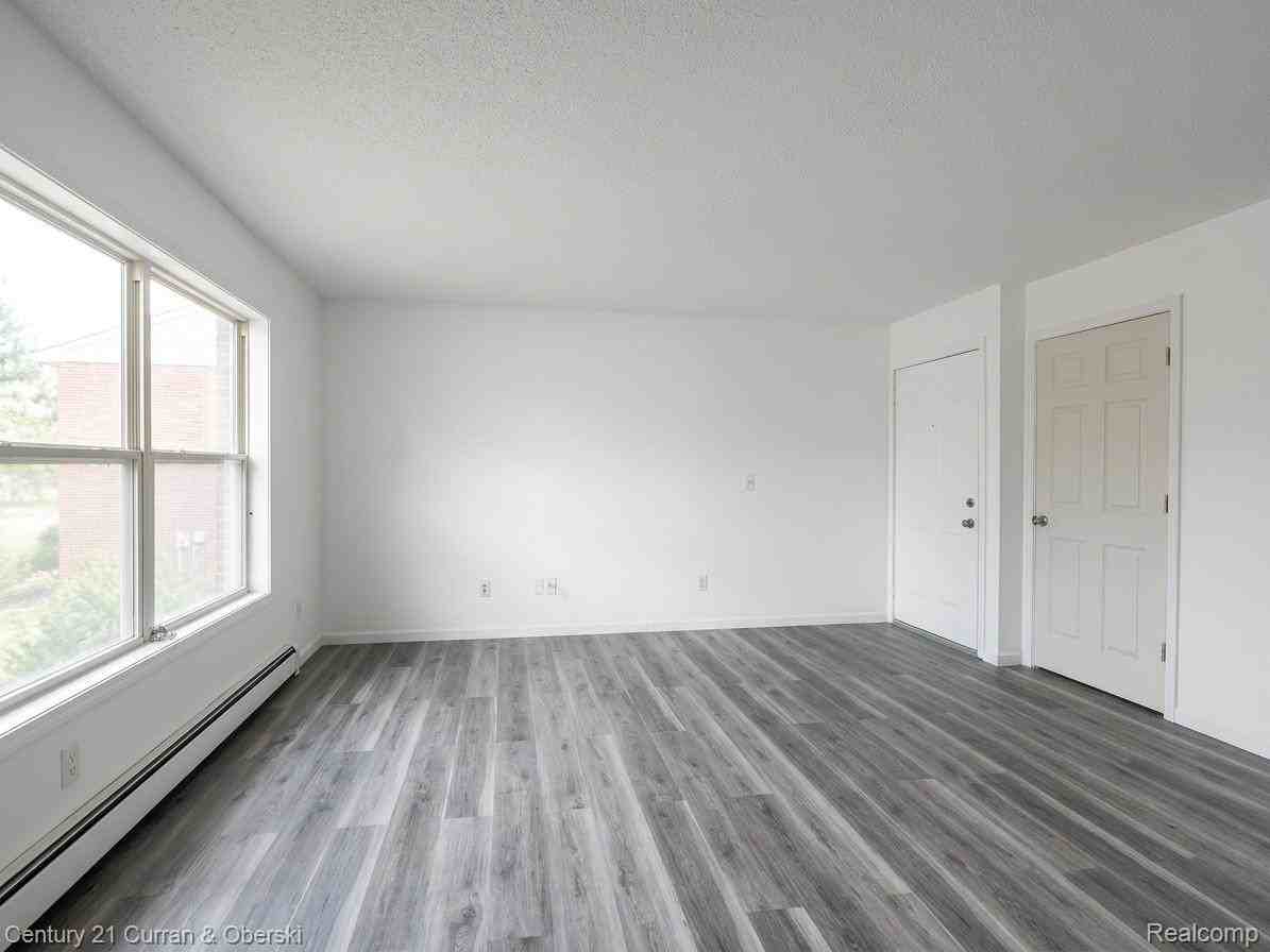 284 School St - Photo 5 of 11