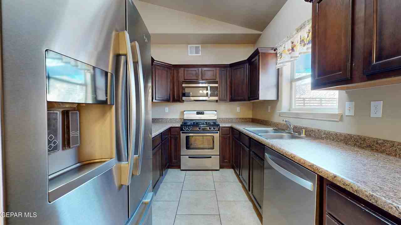 7716 Maple Landing Ct - Photo 7 of 40