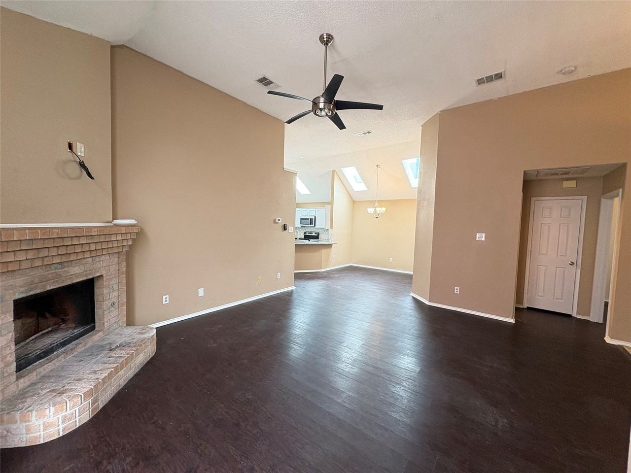 928 Winchester Ln - Photo 4 of 13